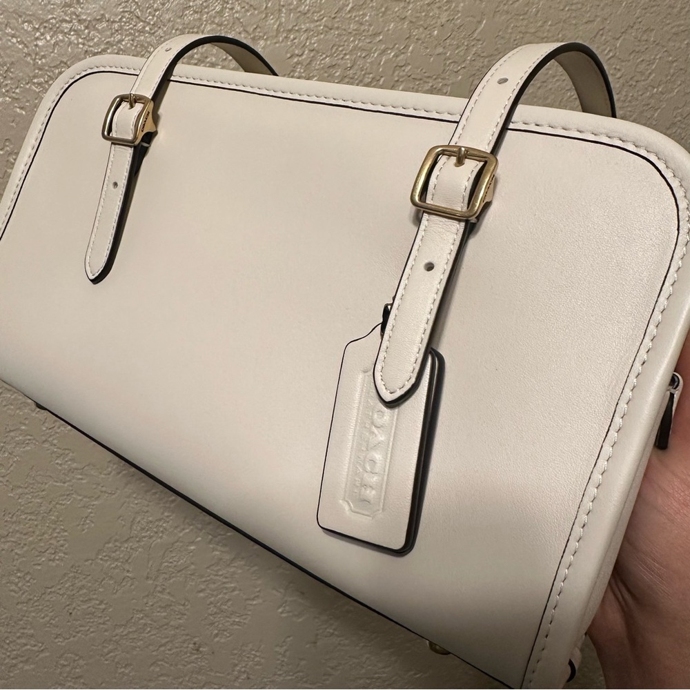 Coach swing zip in chalk BNWT